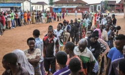 Les Burundais font la queue pour voter, le 17 mai 2018 à Ngozi dans le nord du Burundi