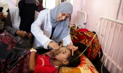Une infirmière administre des gouttes de vaccin contre la polio à un enfant palestinien à l'hôpital Nasser de Khan Younès, dans le sud de la bande de Gaza, le 31 août 2024
