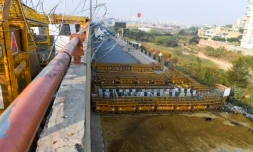 Des barricades dressées par les forces de l'ordre pour bloquer des agriculteurs en colÚre, à Ghaziabad, en Inde, le 6 février 2021