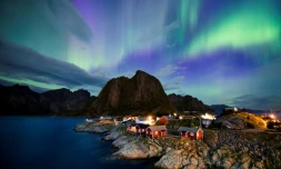 Aurores boréales à Reine sur les Iles Lofoton en Norvège, le 8 septembre 2017
