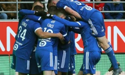 Les joueurs de Strasbourg se congratulent aprÚs un but de leur milieu de terrain Dimitri Liénard lors du match de L1 contre le Stade de Reims au stade Auguste-Delaune de Reims, le 6 mars 2022