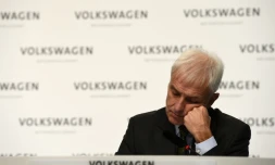 Matthias Mueller, PDG de Volkswagen, en conférence de presse à Wolfsburg, dans le centre de l'Allemagne, le 10 décembre 2015