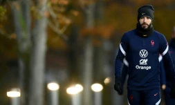 Karim Benzema arrive à un entraînement de l'équipe de France à Clairefontaine-en-Yvelines le 11 novembre 2021