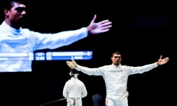 L'épéiste français Yannick Borel fête la victoire en finale par équipes aux Mondiaux d'escrime, le 25 juillet 2017 à Leipzig 