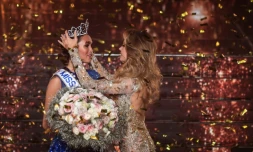 Miss Ile-de-France Diane Leyre reçoit la couronne des mains de Miss France 2021 Amandine Petit