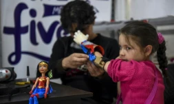 La petite Colombienne Shaio Valeria Novas essaie une prothèse aux couleurs de Wonder Woman, le 12 juin 2017 à Bogota