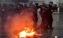 Des policiers tentent de disperser des "gilets jaunes" lors d'une manifestation à Bordeaux, le 15 décembre 2018
