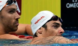 Les Français Camille Lacourt (dr.) et Jeremy Stravius (g.) après une des séries du 50 m dos, aux Championnats du monde de natation à Budapest, le 29 juillet 2017