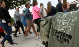 Des t-shirts pour la tournée d'Ed Sheeran sont proposés à la vente, le 19 septembre 2026 à Philadelphie aux Etats-Unis
