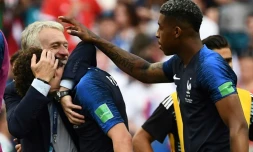 Le défenseur Benjamin Pavard dans les bras du sélectionneur Didier Deschamps après la victoire de la France face à l'Argentine en 8es de finale, à Kazan, le 30 juin 2018