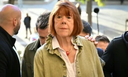 Gisèle Pelicot arrive au procès en appel des viols de Mazan au palais de justice de Nîmes, le 7 octobre 2025 dans le Gard