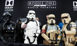 Des personnages de la saga Star Wars lors de la première du film Rogue One, à Hollywood, le 10 décembre 2016