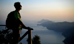 Un randonneur sur le Sentier des dieux, le long de la côte amalfitaine, le 1er juillet 2020 