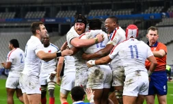 Le trois quarts centre français Jonathan Danty, félicité par ses coéquipiers aprÚs son essai contre l'Italie, le 28 novembre 2020 au Stade de France, lors de leur match de Coupe d'Automne des nations