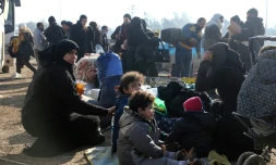 Des familles syriennes en attente d'être évacuées le 20 décembre 2016 à Alep