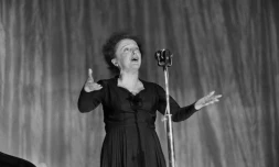 La chanteuse Edith Piaf le 30 décembre 1960 à l'Olympia à Paris