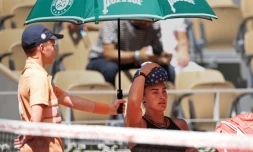 La Bélarusse Aryna Sabalenka entre deux jeux, sous un soleil  de plomb, le 26 mai 2026 à Roland-Garros