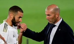 L'attaquant du Real Madrid Karim Benzema (g) et son entraßneur Zinédine Zidane, contre Majorque le 24 juin 2020 au stade Alfredo-Di Stefano, le 24 juin 2020 à Madrid