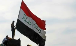 Un manifestant brandit le drapeau irakien dans la capitale Bagdad le 6 novembre 2019