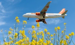 Un avion de la compagnie britannique Easyjet se prépare à atterrir à l'aéroport de Barcelone le 6 juin 2016