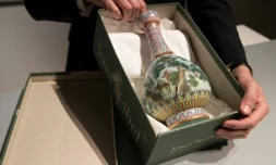 Un exceptionnel vase chinois en porcelaine créé pour l'empereur Qianlong (1735-1796), photographié le 22 mai 2018 à Paris, a atteint 16,2 millions d'euros aux enchères chez Sotheby's à) Paris le 12 juin