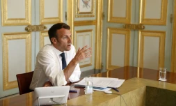 Le président Emmanuel Macron lors d'une visiconférence, à l'Elysée le 16 avril 2020
