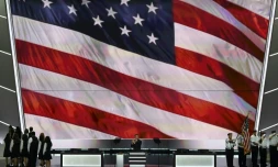 Des anciens combattants tiennent le drapeau américain sur la scÚne de la convention républicaine à Cleveland le 18 juillet 2016