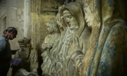 Un membre de l'Atelier des fac-similés du Périgord, connu pour avoir réalisé Lascaux IV, l'une des plus célèbres copies de grottes au monde, manipule des copies de sculptures périgourdines de la Renaissance dans la chapelle du château de Biron, le 18 septembre 2024 en Dordogne
