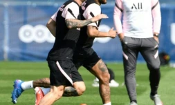 Le coach argentin du PSG observe Leo Messi et Neymar à l'entraînement du club au Camp des Loges, près de Paris, le Mauricio Pochettino attend a training session at the Camp des Loges, le 13 août 2021