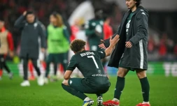 Le milieu de Monaco Eliesse Ben Seghir (g) et l'attaquant Takumi Minamino après l'élimination en barrage d'accesssion aux 8es de finale de mla Ligue des champions contre le Benfica, le 18 février 2025 à Lisbonne
