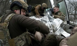 Evacuation d'un blessé ukrainien sur la ligne de front prÚs de Bakhmout, le 1er avril 2023