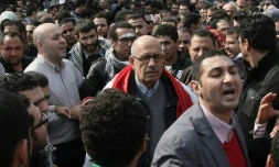 Le prix Nobel de la paix Mohamed ElBaradei (C), portant le drapeau égyptien sur ses épaules, participe à une manifestation sur la place Tahrir au Caire, le 25 novembre 2011