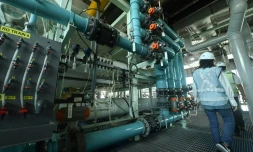 Dans une salle de l'usine de traitement des eaux usées Bedok NEWater à Singapour, le 27 juillet 2021