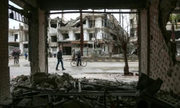 Une vue d'une rue aux bâtiments détruits de la localité d'Arbine dans l'enclave rebelle de la Ghouta orientale près de Damas, le 17 février 2018 