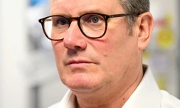 Le Premier ministre britannique Keir Starmer lors d'une visite au South West London Elective Orthopaedic Centre (SWLEOC) à Epsom, au sud-ouest de Londres, le 6 janvier 2025