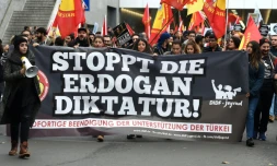 Des manifestants brandissent une bannière réclamant "la fin de la dictature de Erdogan" lors d'un rassemblement à Cologne, le 5 novembre 2016