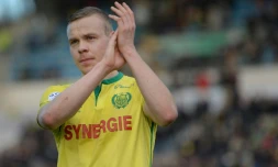 L'attaquant de Nantes Kolbeinn Sigthorsson, auteur du second but face à Saint-Etienne, remercie les supporteurs en fin de match à La Beaujoire, le 10 janvier 2015