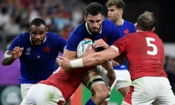 Le 3e ligne du XV de France Charles Ollivon (c) tente de s'échapper avec le ballon face aux Gallois en quarts de finale du Mondial, le 20 octobre 2019 à Oita