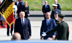 Le président américain Donald Trump (G) et le Premier ministre belge Charles Michel (D) à l'aéroport militaire de Melsbroek à Steenokkerzeel le 24 mai 2017