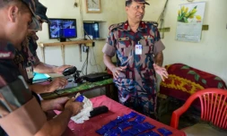 Des douaniers examinent de la drogue "yaba" saisie dans un bus, à Teknaf au Bangladesh, le 6 avril 2018