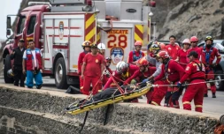 Les secours à l'oeuvre sur les lieux de l'accident d'un autocar  qui a fait au moins 50 morts au Pérou en chutant d'une falaise haute d'une centaine de mètres sur la côte Pacifique, le 03 janvier 2018, dans la région de Lima