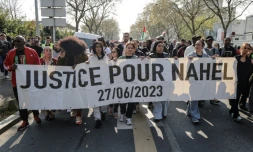 Des manifestants portent une banderole "Justice pour Nahel" le 21 mars 2026 Ă Nanterre, prĂšs de Paris