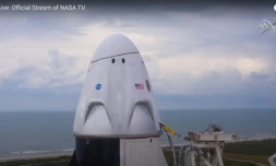 La capsule Dragon le 27 mai 2020, lors de la premiĂšre tentative arrĂȘtĂ©e peu avant l'heure prĂ©vue du dĂ©collage