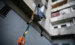 Un habitant souffrant du quartier Maison Blanche (Marseille) hisse chez lui  de la nourriture offerte par ses voisins, le 31 mars 2020 