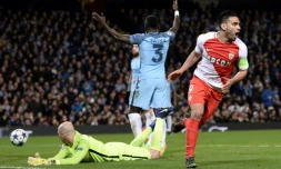 L'attaquant de Monaco Radamel Falcao (d) auteur d'un doublé face à Mancherster City en  Ligue des champions, le 21 février 2017 à l'Etihad Stadium