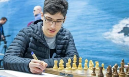 Le joueur d'échecs d'origine iranienne Alireza Firouzja lors d'une partie contre le Biélorusse Vladislav Kovalev pendant la 82e édition du tournoi Tata Steel à Wijk aan Zee, aux Pays-Bas, le 11 janvier 2020