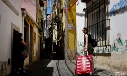 La touriste française Murielle Sbai et sa fille arrivent dans le quartier Alfama à Lisbonne le 29 juin 2016 pour y séjourner dans un appartement loué pour une courte période