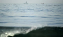 Des bateaux participent aux efforts d'endiguement d'une marée noire au large de Huntington Beach, en Californie, le 3 octobre 2021