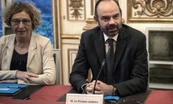 Le Premier ministre Edouard Philippe et la ministre du Travail Muriel Penicaud (G) lors d'une rencontre avec les syndicats Ă Matignon le 11 janvier 2019
