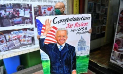 Un dessin de Joe Biden pour saluer sa victoire à la présidence des Etats-Unis est exposé devant un kiosque à journaux à Bombay, le 8 novembre 2020